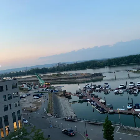 Zentrale Penthouse-wohnung Mit Dachterasse Und Flussblick *