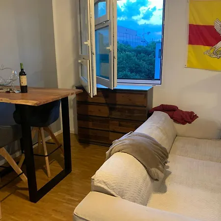 Zentrale Penthouse-wohnung Mit Dachterasse Und Flussblick