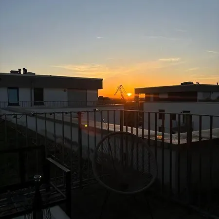 Zentrale Penthouse-wohnung Mit Dachterasse Und Flussblick Apartment