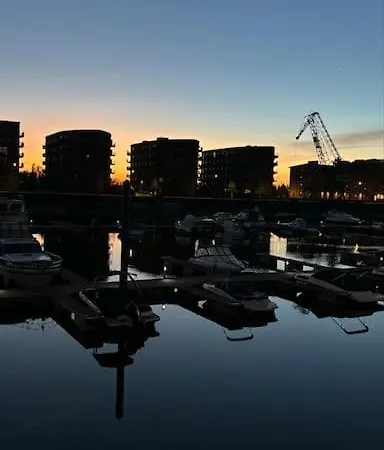 Zentrale Penthouse-wohnung Mit Dachterasse Und Flussblick *